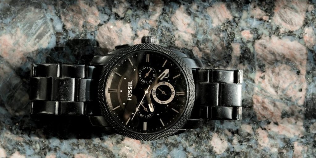 The Samsung Galaxy Watch 7 is presented as a top Android smartwatch that blends a bright always-on AMOLED display, premium materials (titanium and sapphire), fa...