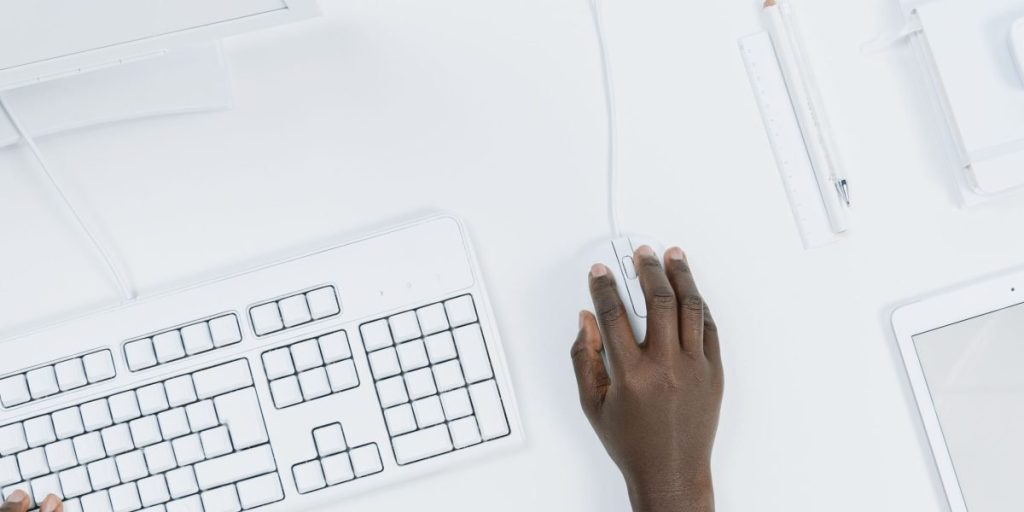 This guide explains what website summarizers are, how they work, and why they matter for busy knowledge workers facing information overload. It describes the un...