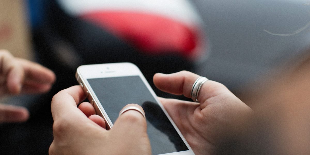 A person confidently holds their smartphone, benefiting from an ergonomic and non-slip grip.