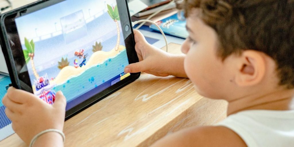 This article lists 10 easy-to-start games that are ideal for short stretches of boredom, from two-minute puzzles to half-hour narrative experiences. It explains...
