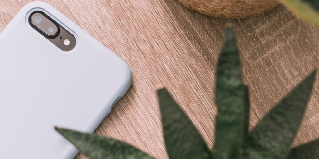 This article is a practical guide to choosing the right iPhone 14 Pro Max phone case, balancing protection, style, and useful features. It explains what