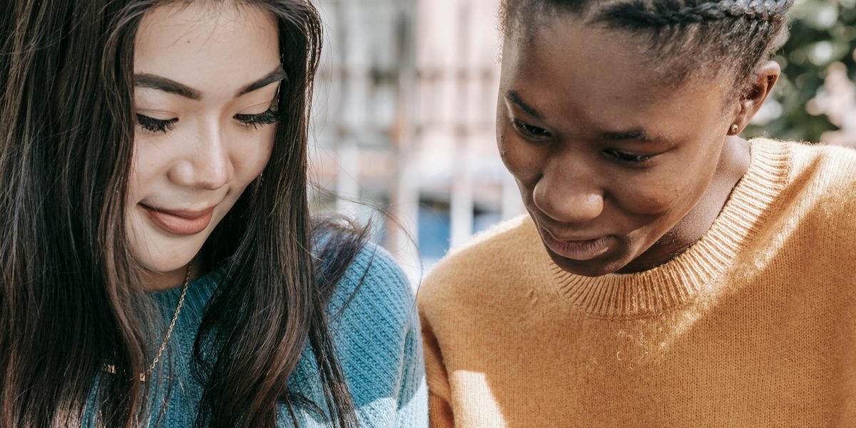 Friends share and discuss tech deals, leveraging community knowledge to find hidden gems.